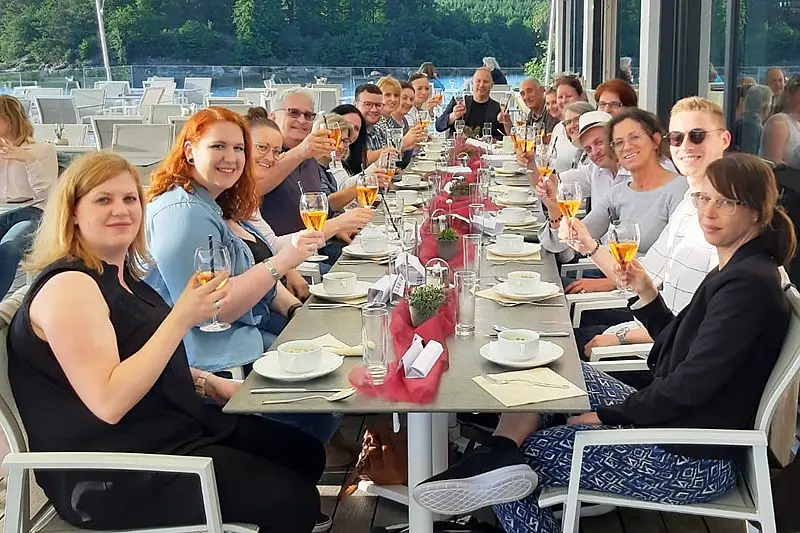 Sommerliches Get-Together mit Blick über den Stausee
